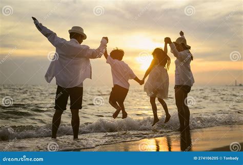 immagine di una famiglia che prega il rosario insieme
