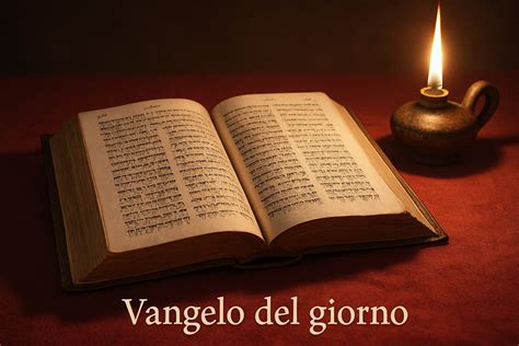 Fotografia di una processione con il libro del Vangelo accompagnata da danzatori in abiti tradizionali