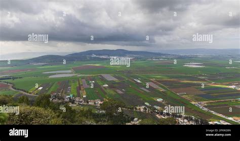 Veduta panoramica del Monte Tabor dalla pianura di Esdrelon, con la sua caratteristica forma isolata e tondeggiante.