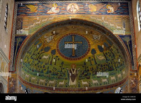 Mosaico dell'abside della Basilica di Sant'Apollinare in Classe a Ravenna, con la croce al centro.