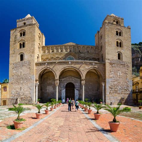 Interno della Basilica della Trasfigurazione, con la scalinata verso la cripta e il mosaico dell'abside.
