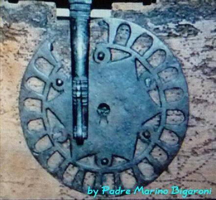 Foto della cassa mortuaria di San Francesco e Santa Chiara con dettaglio della serratura