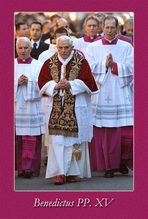 Benedetto XVI durante una celebrazione liturgica con imposizione delle ceneri