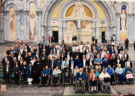 Photo of volunteers assisting sick pilgrims in Lourdes