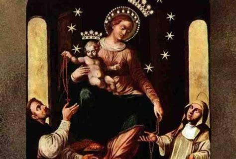 Statua della Madonna di Pompei con una rosa rossa
