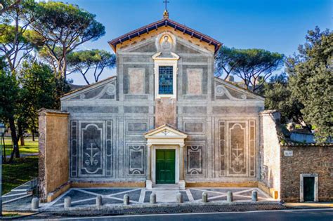 Interno della Chiesa e Convento dei Santi Pio e Antonio con affreschi e altare