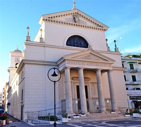 Esterno della Chiesa dei Santi Pio e Antonio con la Piazza Pia ad Anzio