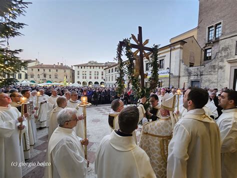 Pellegrini in preghiera all'interno di una chiesa giubilare, con simboli dei cinque gesti per l'indulgenza