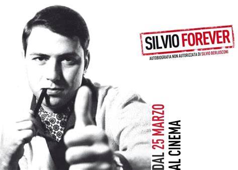 Locandina o scena dal documentario Silvio Forever che ritrae Silvio Berlusconi