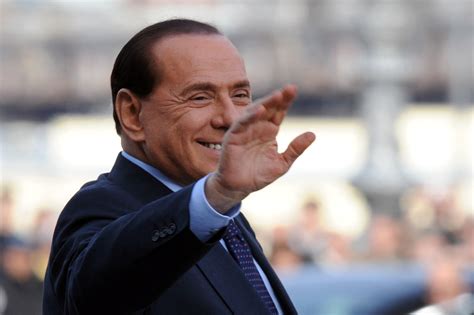 Illustrazione satirica di Silvio Berlusconi in una posa messianica o con aureola