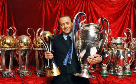 Foto di Silvio Berlusconi con la coppa della Champions League vinta dal Milan