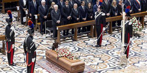 Foto dell'Arcivescovo Mario Delpini durante il funerale di stato di Silvio Berlusconi