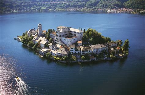 Foto aerea del Monastero Mater Ecclesiae sull'Isola di San Giulio, Lago d'Orta