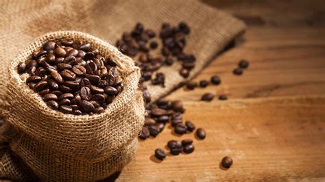 Infografica che mostra i prodotti offerti da Chalet Dei Tigli: chicchi di caffè, pacchi di zucchero, bottiglie di liquore e spezie coloniali, oltre a bevande da bar