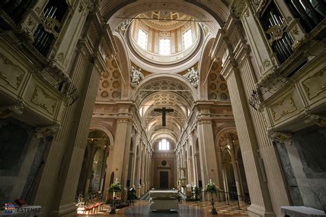Foto interna della Cattedrale di Reggio Emilia con architetture e opere d'arte