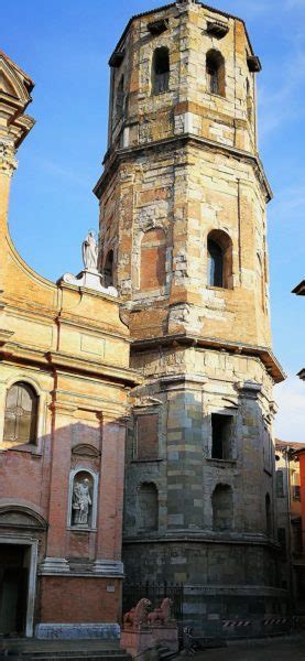 Foto della torre campanaria della Cattedrale di Reggio Emilia restaurata