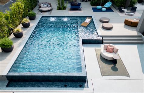 Foto aerea dell'Hotel Bruna con la piscina esterna e il giardino circostante