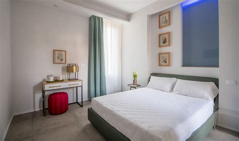 Interno di una camera confortevole dell'Hotel Bruna con letto matrimoniale e accesso al balcone