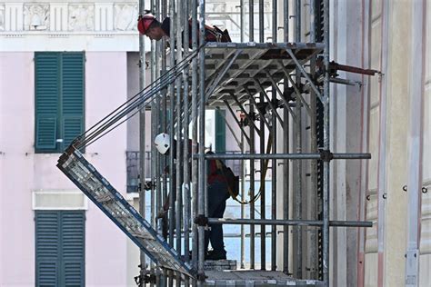 Santuario in restauro con operai al lavoro su ponteggi, dettaglio su beni mobili artistici