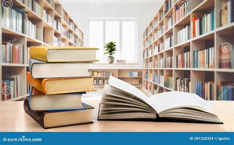 Illustrazione di vecchi libri digitalizzati e una biblioteca moderna