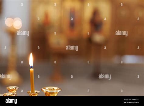 Candele accese in una chiesa, simbolo della luce di Cristo
