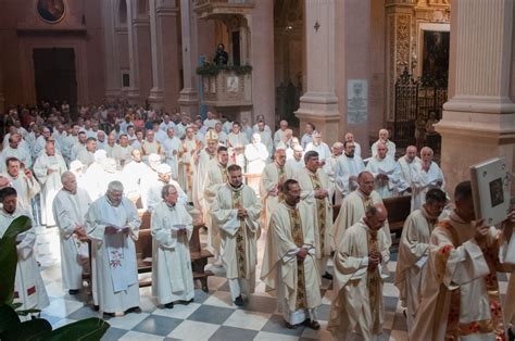 Schema che confronta la remunerazione lorda mensile di sacerdoti, parroci, vescovi e cardinali