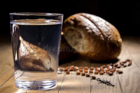Foto di pane e acqua per il digiuno, o un gruppo di persone che meditano