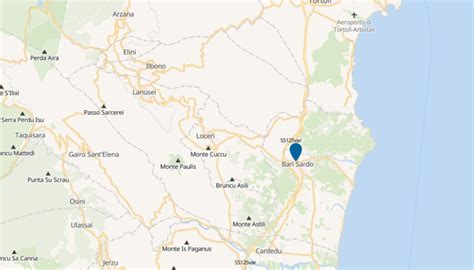 Rappresentazione di una rissa notturna fuori da un locale, con la presenza di forze dell'ordine in lontananza