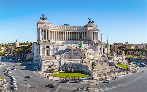Foto dell'Altare della Patria con persone che passeggiano o militari in servizio