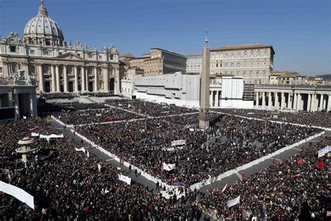 Benedetto XVI mentre saluta i fedeli durante l'ultima udienza generale in Piazza San Pietro
