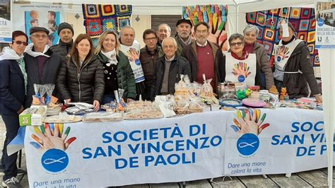 Membri della Società di San Vincenzo de' Paoli che assistono i poveri