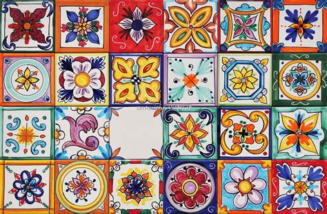 Un gruppo di mattonelle colorate disposte su una parete esterna di una casa, con una mattonella speciale che spicca al centro.