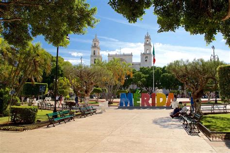 Plaza Grande a Mérida con gli edifici coloniali e la cattedrale sullo sfondo