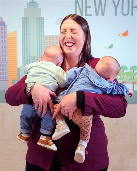 Foto delle gemelline Ervina e Prefina dopo la separazione, magari con la mamma