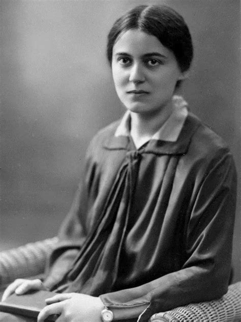 Infografica sulla vita di Edith Stein: dalle radici ebraiche a Breslavia, agli studi fenomenologici con Husserl, fino alla conversione