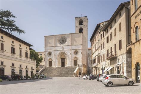 Vista esterna della chiesa parrocchiale di San Raffaele Arcangelo a Perugia