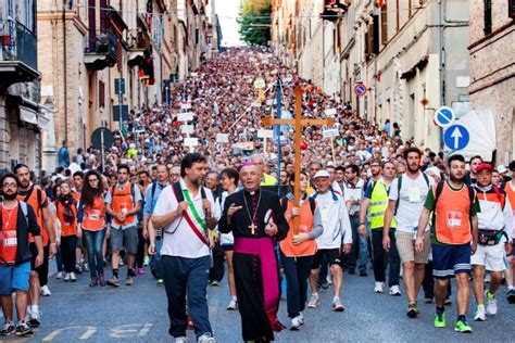 Foto d'epoca di un pellegrinaggio a piedi verso Monte Sant'Angelo con i tradizionali bastoni ornati