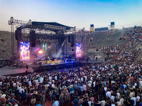 Foto di un concerto di musica cristiana con Roberto Bignoli o immagine simbolica di Medjugorje