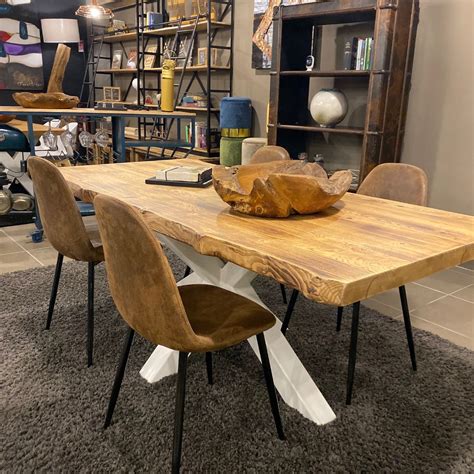 Foto degli interni di Mosso con tavoli in legno e design contemporaneo