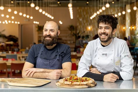 Ritratto del pizzaiolo Daniele Falcone al lavoro