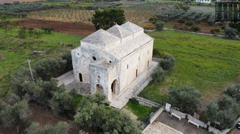 Foto esterna della Chiesa di Ognissanti a Valenzano, che mostra la facciata e la tettoia