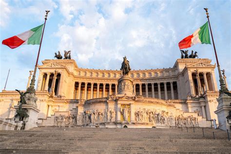 Foto aerea o frontale del Vittoriano che mostra la sua maestosità e lo stile neoclassico