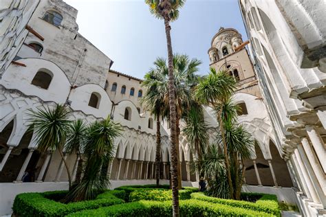 Veduta panoramica del Chiostro del Paradiso con i suoi archi intrecciati e il giardino mediterraneo.