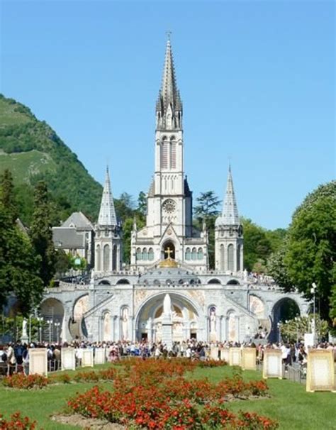 Veduta panoramica del Santuario di Nostra Signora di Lourdes con la Basilica superiore e la folla di pellegrini davanti alla Grotta