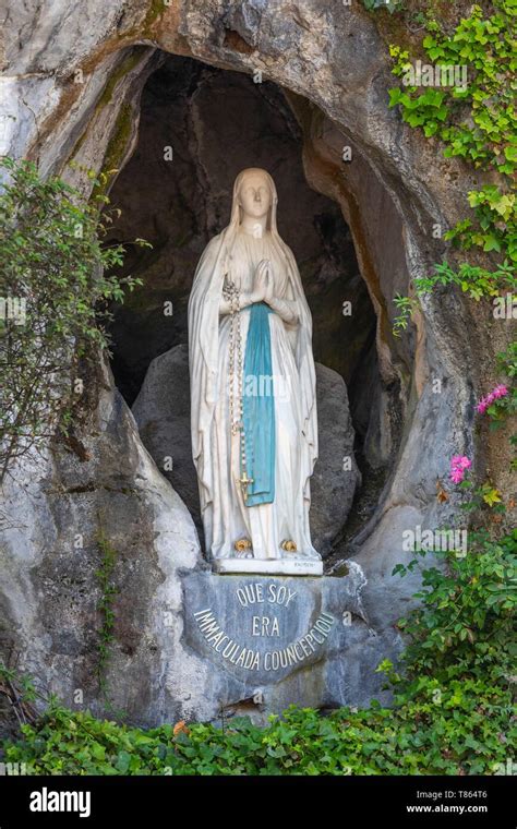 Dettaglio della Grotta di Massabielle con la statua della Vergine Maria e le candele accese dai fedeli