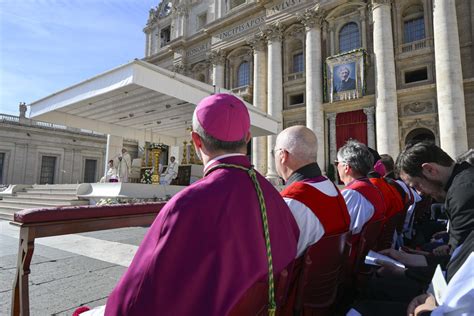 Ritratto fotografico di un momento della celebrazione liturgica con le autorità locali e i sacerdoti