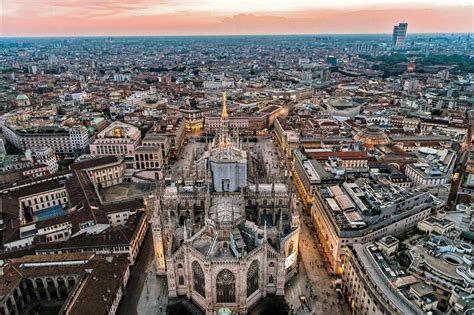 Foto aerea della città di Alba con la sua cattedrale