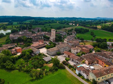 Foto panoramica del borgo di Castellaro Lagusello.