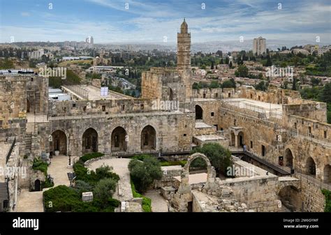 Dettaglio della città di Gerusalemme sullo sfondo, con riferimenti all'architettura classica.