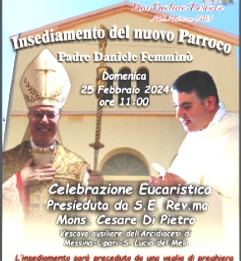 Foto della cerimonia di insediamento del nuovo parroco sul sagrato della chiesa con la partecipazione della comunità.